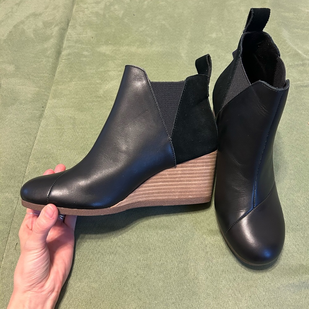 Toms Clare Black Leather Wedge
